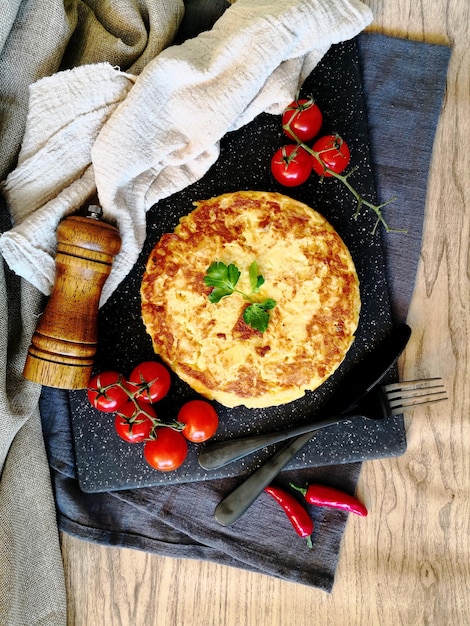 Bezpłatne zdjęcie zbliżenie na pyszny brunch omlet z pomidorami