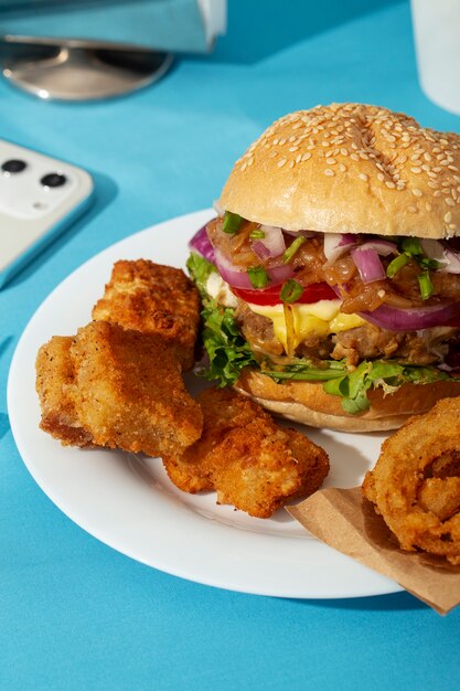 Zbliżenie na pyszny posiłek typu fast food