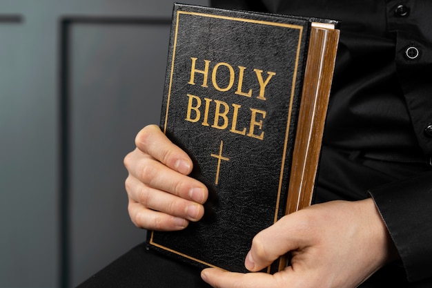 Zbliżenie na ręce trzymające Pismo Święte