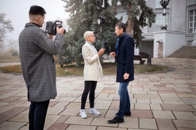 Bezpłatne zdjęcie zbliżenie na reportera biorącego udział w wywiadzie