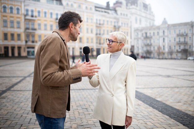 Zbliżenie na reportera biorącego udział w wywiadzie