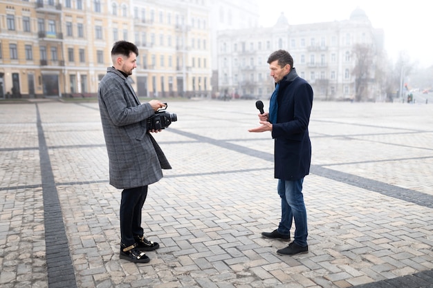 Zbliżenie na reportera biorącego udział w wywiadzie