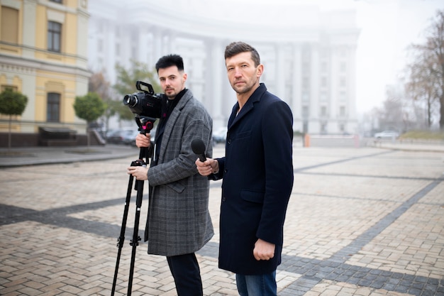 Zbliżenie na reportera przygotowującego się do wywiadu