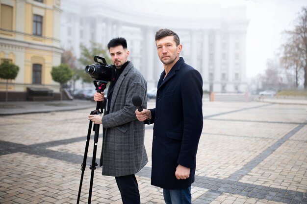 Zbliżenie na reportera przygotowującego się do wywiadu