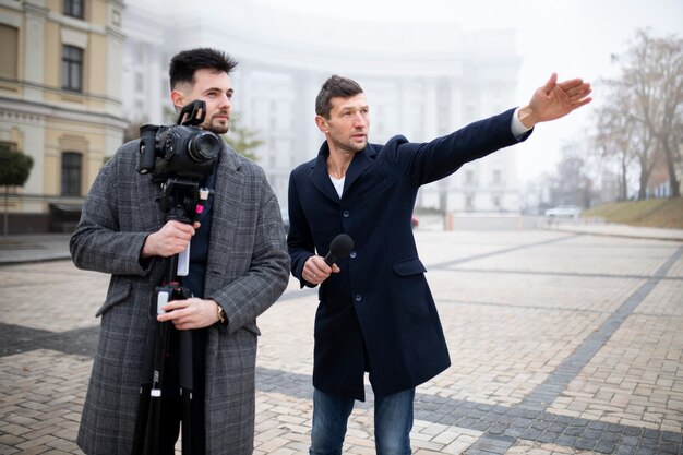 Zbliżenie na reportera przygotowującego się do wywiadu