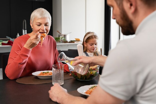 Zbliżenie na rodzinę jedzącą razem jedzenie