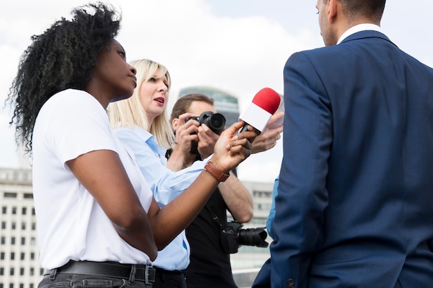 Bezpłatne zdjęcie zbliżenie na rozmówcę z mikrofonem wypowiadającym zeznania