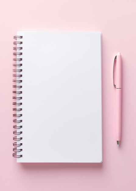 Bezpłatne zdjęcie zbliżenie na różowy długopis obok notatnika