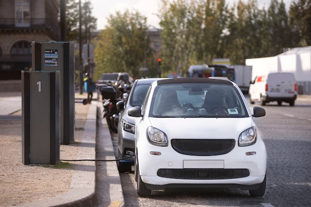 Bezpłatne zdjęcie zbliżenie na samochód elektryczny we francji