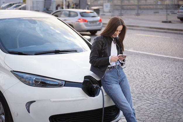 Zbliżenie na samochód elektryczny we francji