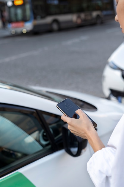 Zbliżenie na samochód elektryczny we francji