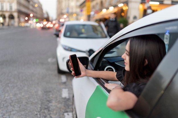 Zbliżenie na samochód elektryczny we francji