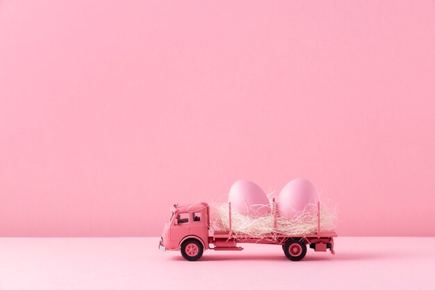 Zbliżenie na samochodzik z jajkami wielkanocnymi