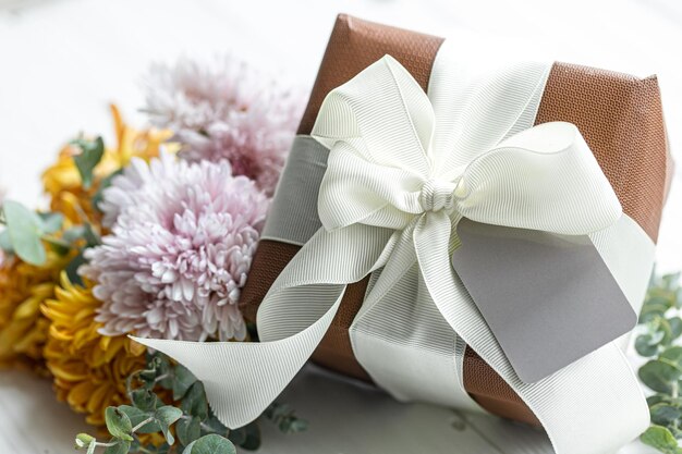 Zbliżenie na świąteczne pudełko i kwiaty chryzantemy