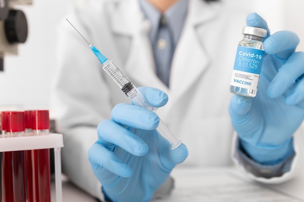 Bezpłatne zdjęcie zbliżenie na szczepionkę przeciwko omikronie