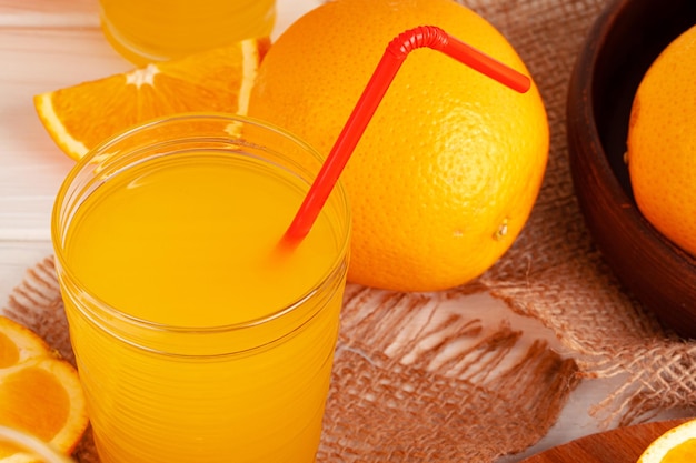 Zbliżenie na szklankę soku pomarańczowego na drewnianym stole
