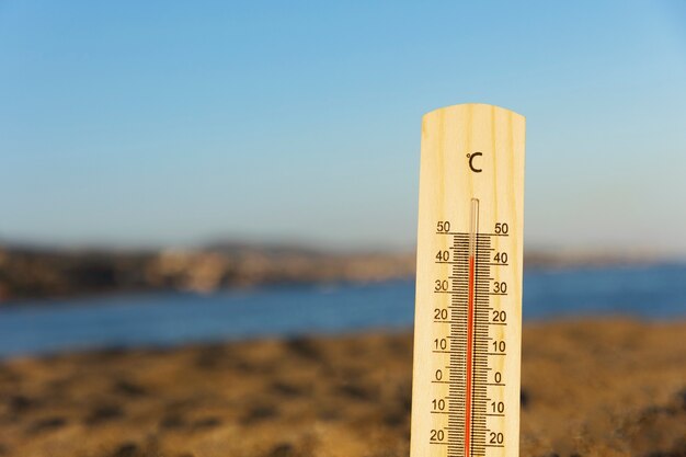 Zbliżenie na termometr pokazujący wysoką temperaturę