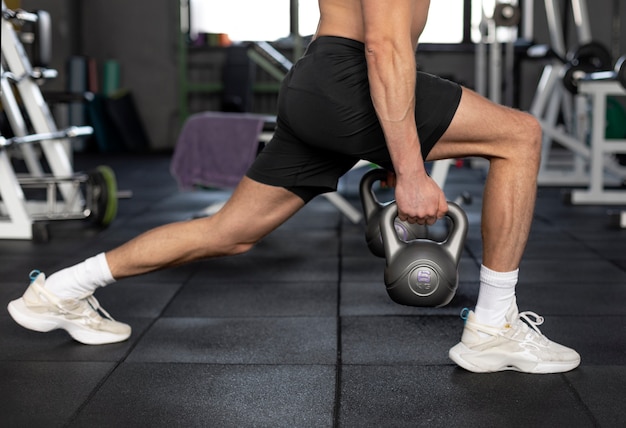 Zbliżenie na trening kettlebells na siłowni