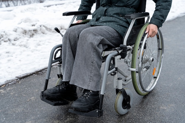 Zbliżenie na wózek inwalidzki osoby niepełnosprawnej