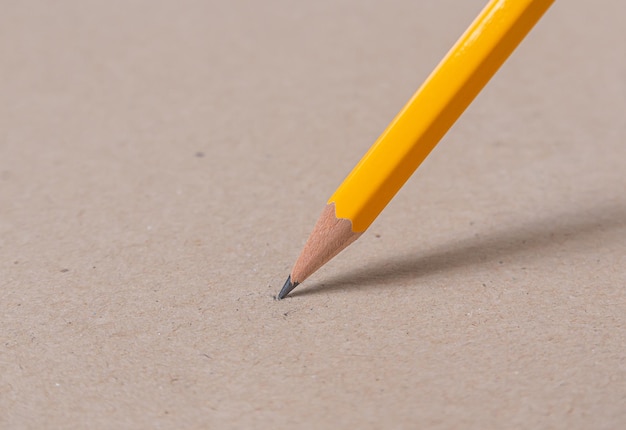 Zbliżenie na zaostrzony ołówek, gumkę do ścierania, napisz zaostrzoną i wymaż koncepcję