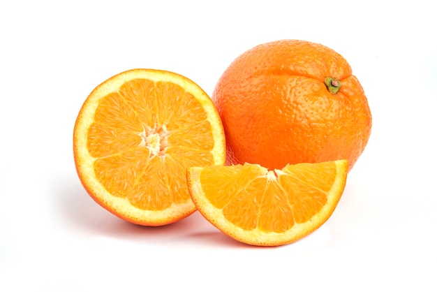 Zbliżenie na zdjęcie świeżej soczystej pomarańczy na białym tle