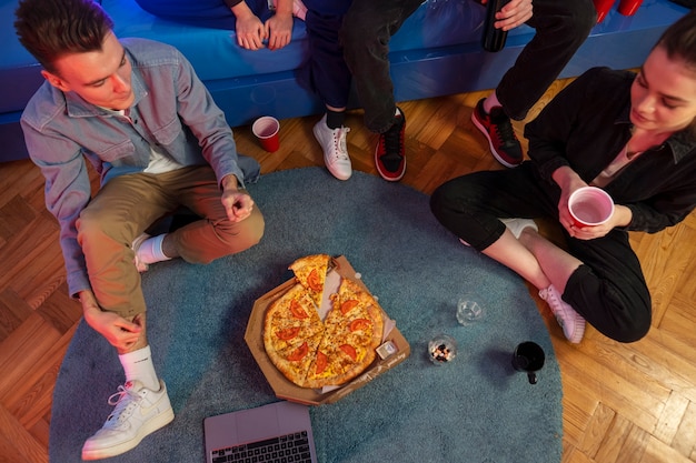 Zbliżenie nastolatków z pyszną pizzą?