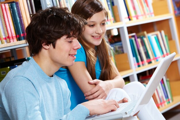 Zbliżenie nastolatków za pomocą laptopa