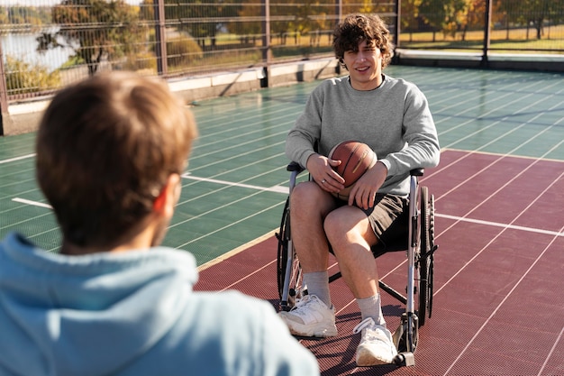 Zbliżenie niepełnosprawnych przyjaciół na zewnątrz