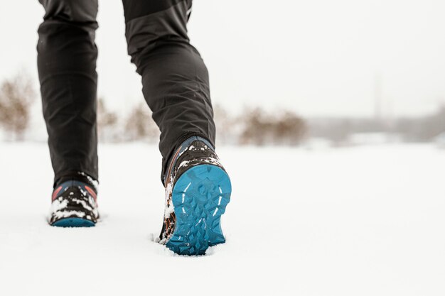 Zbliżenie nogi chodzenia w śniegu
