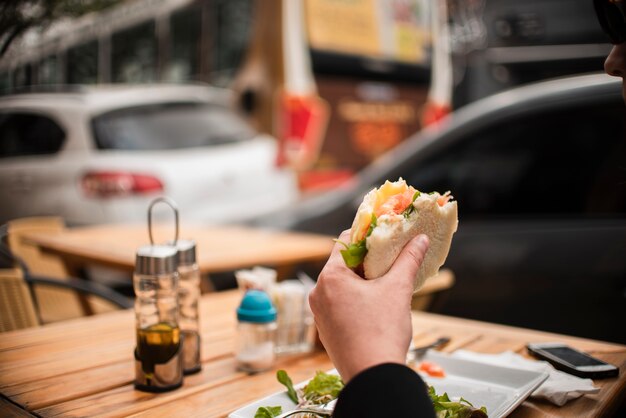 Zbliżenie osoby jedzenie hamburgera