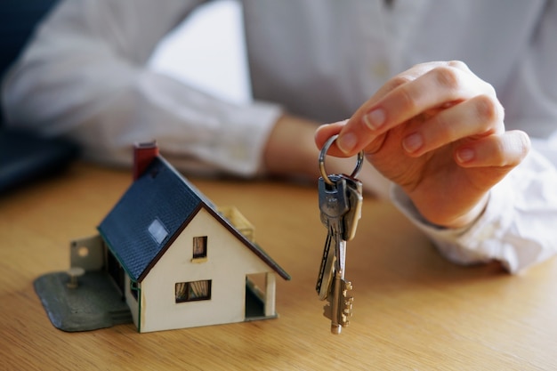 Zbliżenie osoby myślącej o kupnie lub sprzedaży domu
