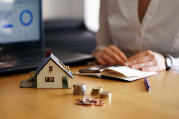Zbliżenie osoby myślącej o kupnie lub sprzedaży domu