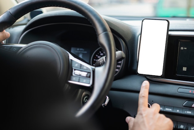 Zbliżenie osoby prowadzącej samochód i posiadającej telefon komórkowy