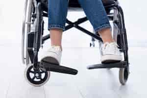 Bezpłatne zdjęcie zbliżenie osoby w nowoczesny wózek inwalidzki