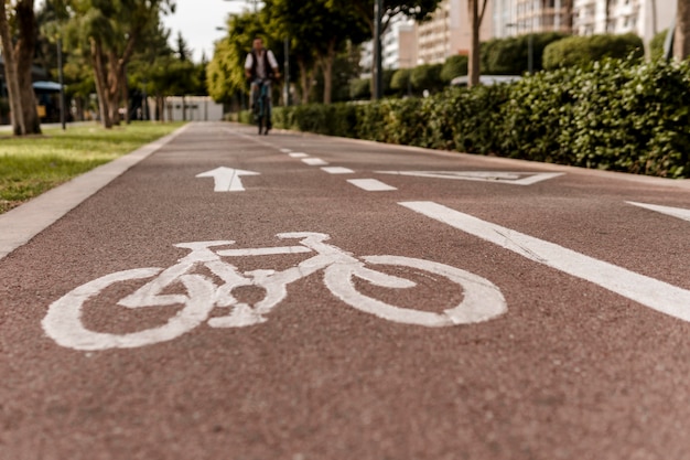 Zbliżenie pasa rowerowego na drodze