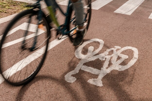 Zbliżenie pasa rowerowego na drodze