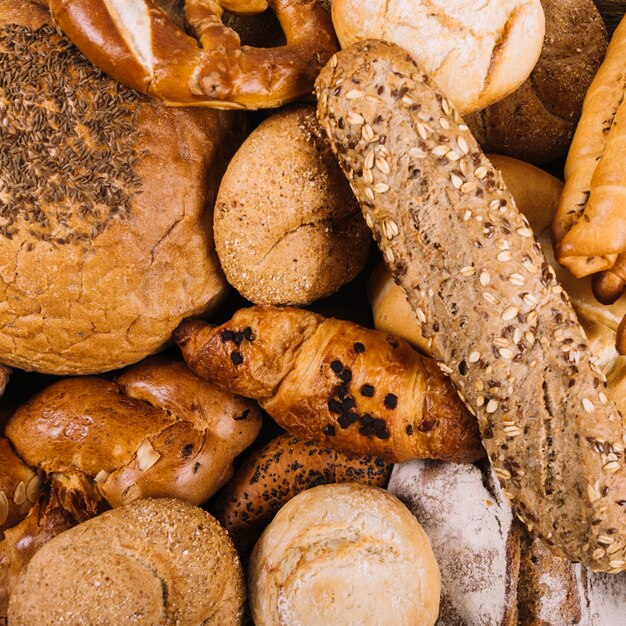 Zbliżenie pełnoziarniste pieczone chleby