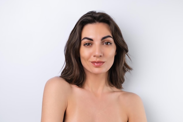 Zbliżenie piękna portret kobiety topless z idealną skórą i naturalnym makijażem