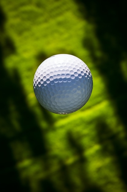 Bezpłatne zdjęcie zbliżenie piłki golfowej w powietrzu