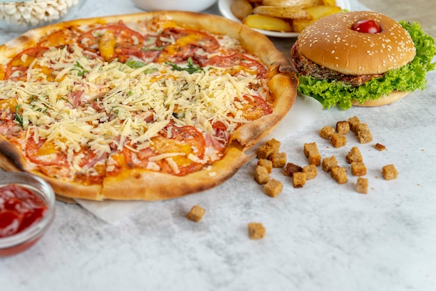 Bezpłatne zdjęcie zbliżenie pizza z hamburgerem