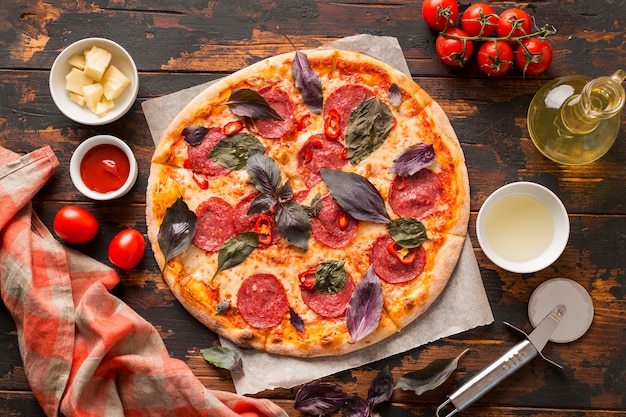 Bezpłatne zdjęcie zbliżenie pizzy na drewnianym stole