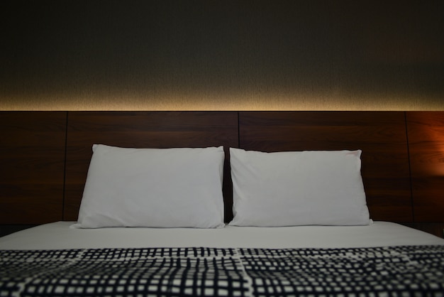Zbliżenie podwójne łóżko w sypialni hotelu