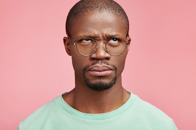 Zbliżenie portret młodego mężczyzny afroamerykańskiego