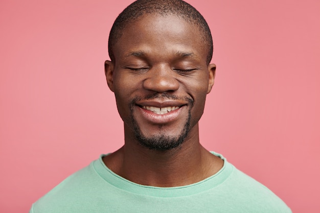 Zbliżenie portret młodego mężczyzny afroamerykańskiego