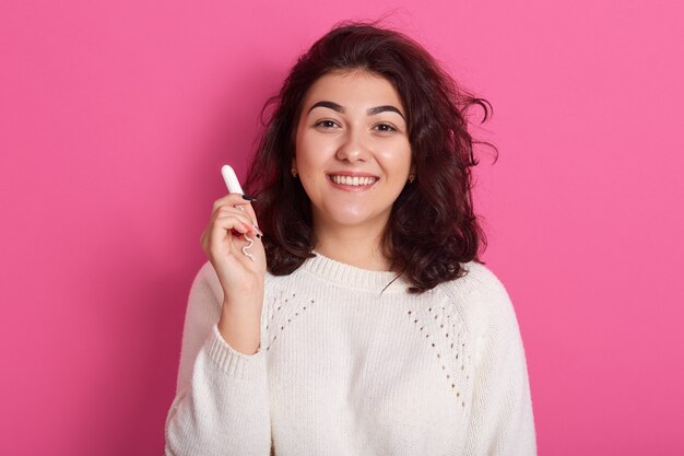 Zbliżenie portret piękna magnetyczna brunetka patrzeje bezpośrednio przy kamerą