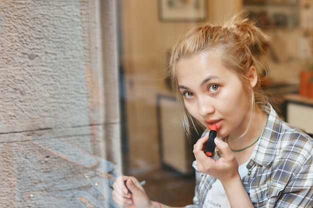 Zbliżenie portret pięknej azjatyckiej dziewczyny siedzącej w kawiarni