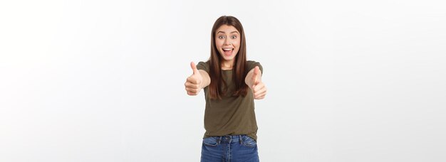 Zbliżenie portret pięknej młodej kobiety pokazując kciuk do góry znak izolować na białym tle