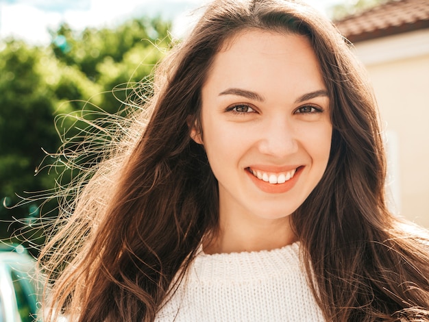 Zbliżenie Portret Piękny Uśmiechający Się Model Brunetka. Modna Dziewczyna Pozuje Na Ulicy