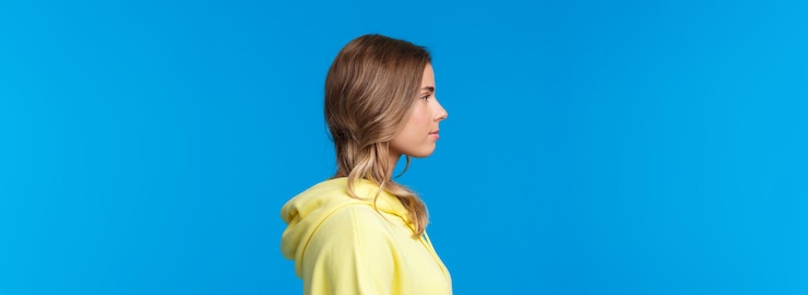 Bezpłatny plik Zdjęcie zbliżenie portret profil poważny wyglądający atrakcyjny młody kaukaski kobieta z krótkimi blond włosami l
