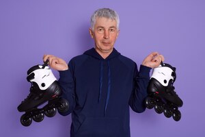 Bezpłatne zdjęcie zbliżenie portret starszy mężczyzna przygotowywa rolkowy łyżwiarstwo outdoors.